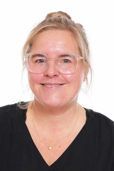 
      
        teacher_docent-2_groep-12c_f6064280 (1).jpg
      
    